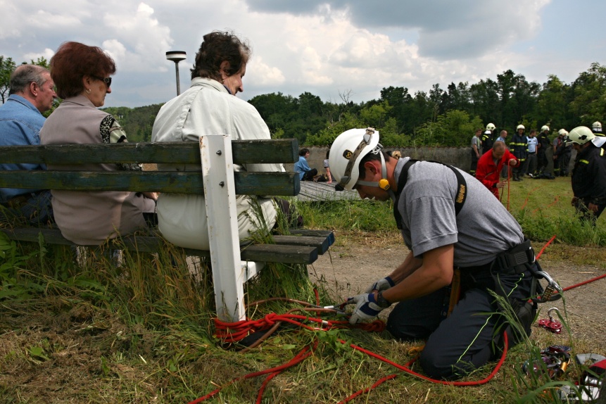 3 Záchrana osoby po pádu z hradeb, Bechyně - 7. 6. 2013 (3).jpg