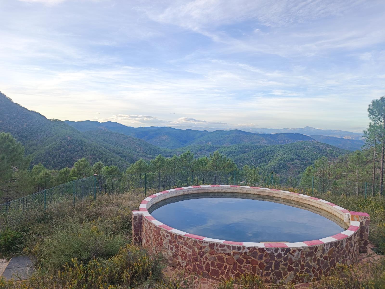 Nádrže rozmístěné v horách doplňované dešťovou vodou