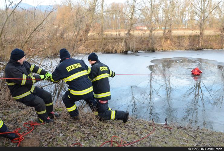 3. Výcvik na ledu pískovna 2015.JPG