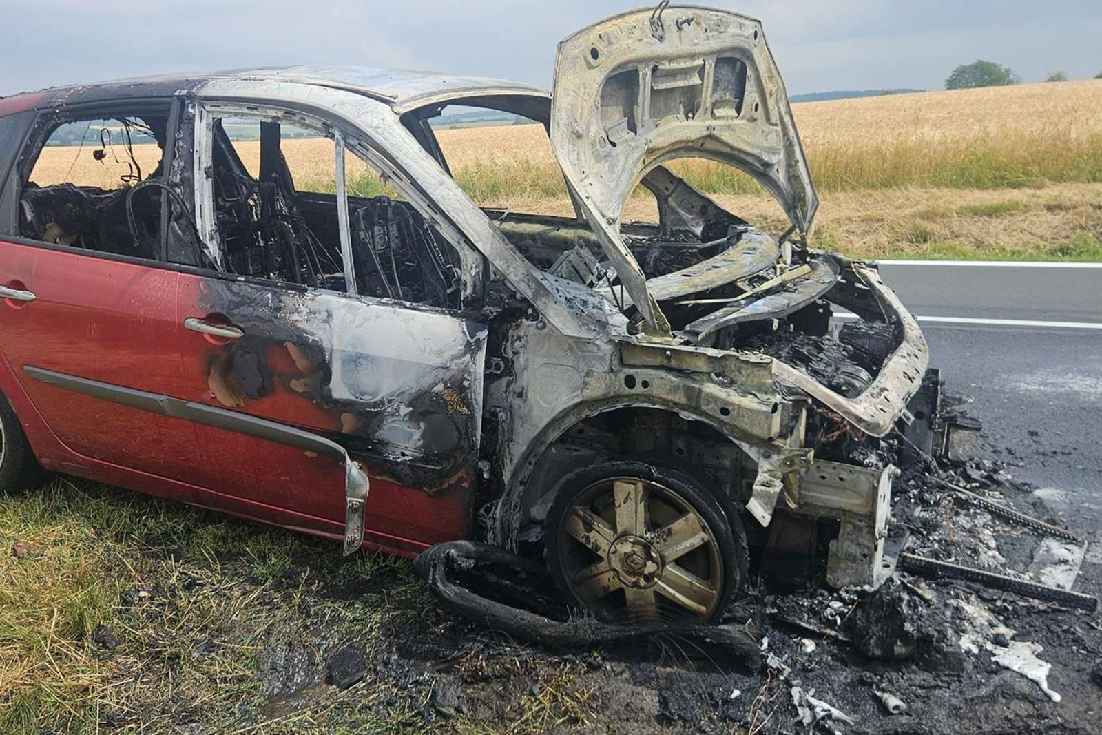 300626-Požár automobilu mezi obcemi Tlesky a Žďár na Rakovnicku.jpg