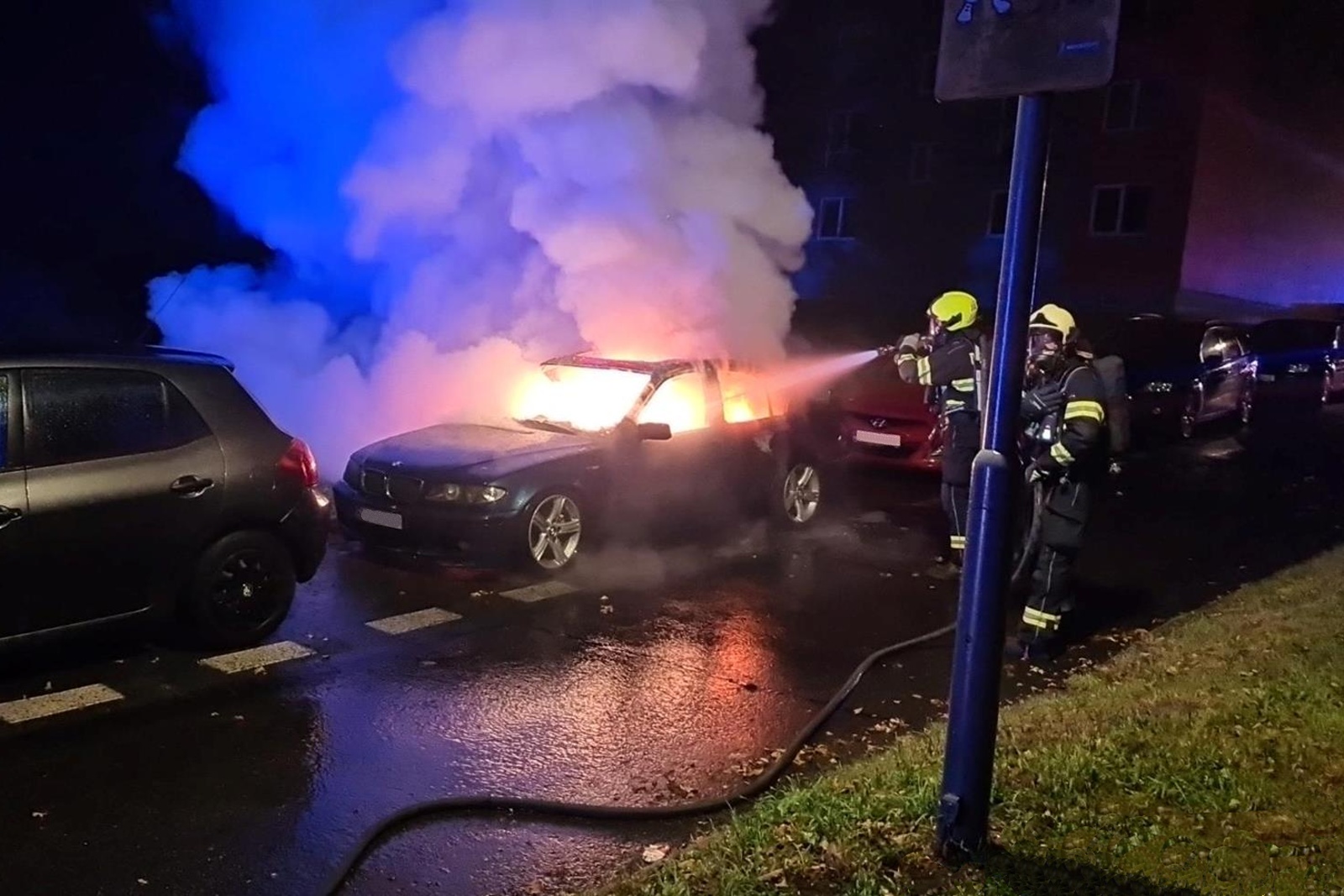 300825-Požár osobního automobilu v Braniborské ulici v Milovicích na Nymbursku.jpg
