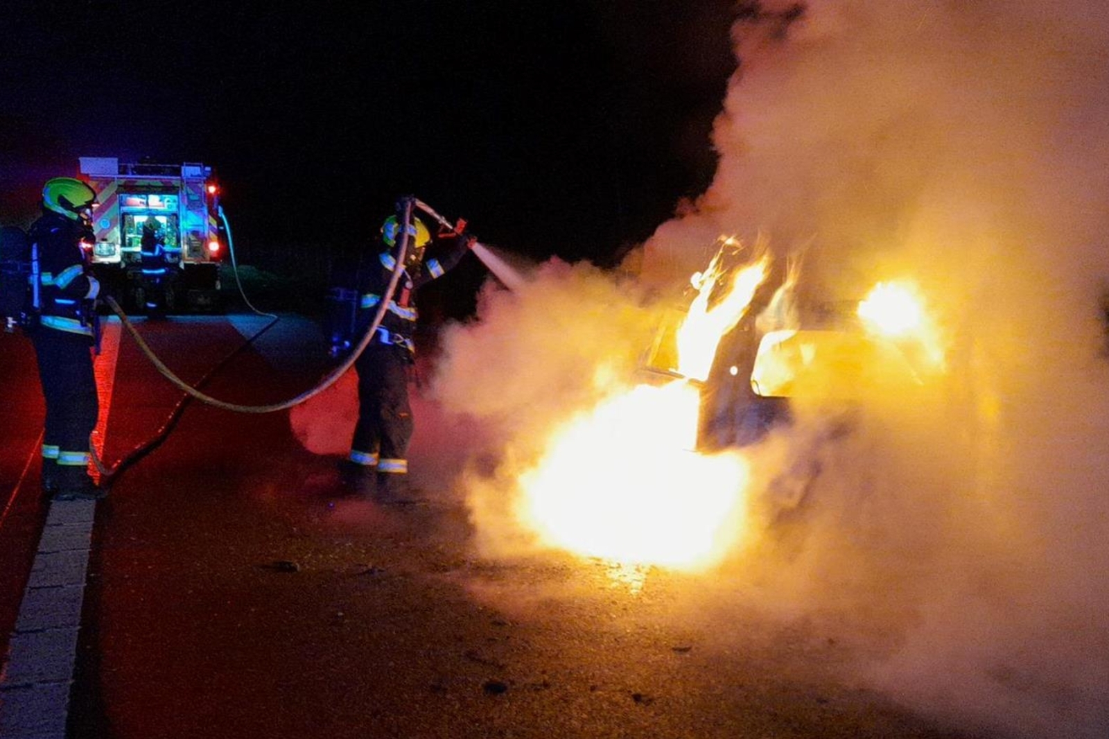 301125-Požár osobního auta na brněnské dálnici D1 na 45. kilometru ve směru do Prahy.jpg