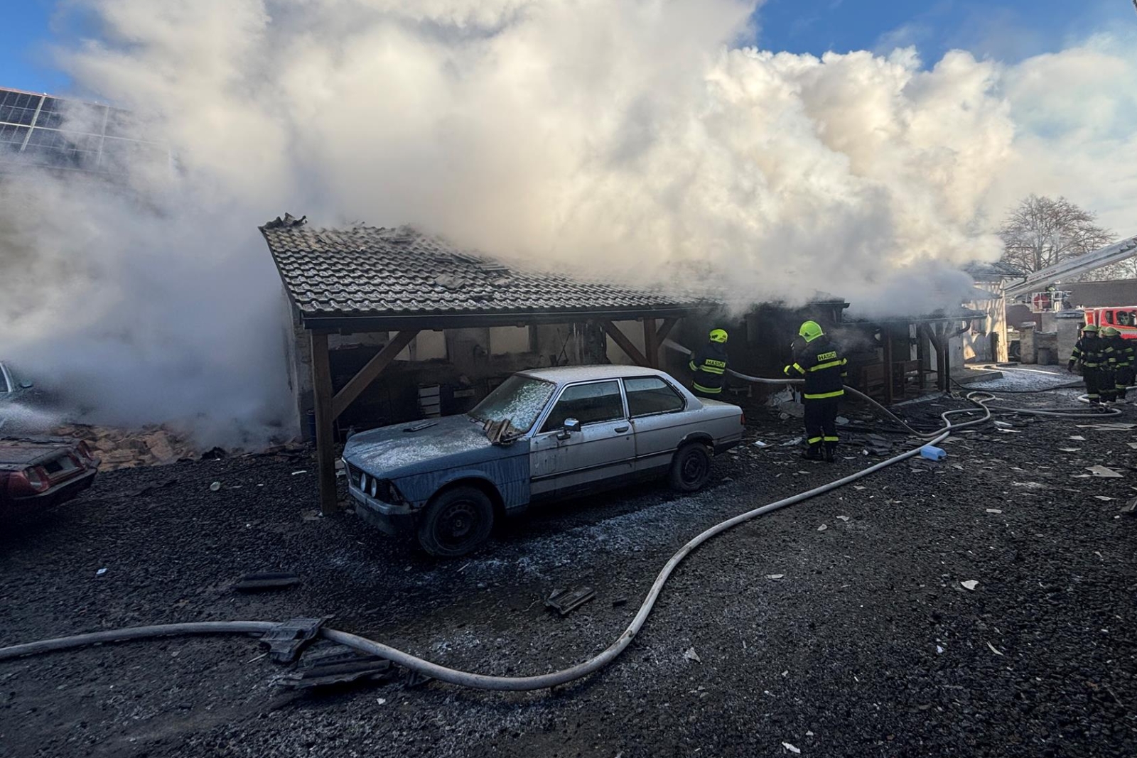 301225-Požár dílny s garáží v obci Prty spadající pod Kropáčovu Vrutici na Mladoboleslavsku.jpg