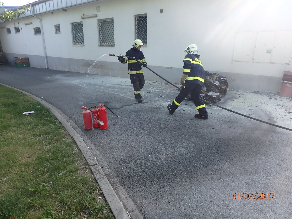 31.7.2017 (PJ 17.46) požár odpadu Přeštice.JPG