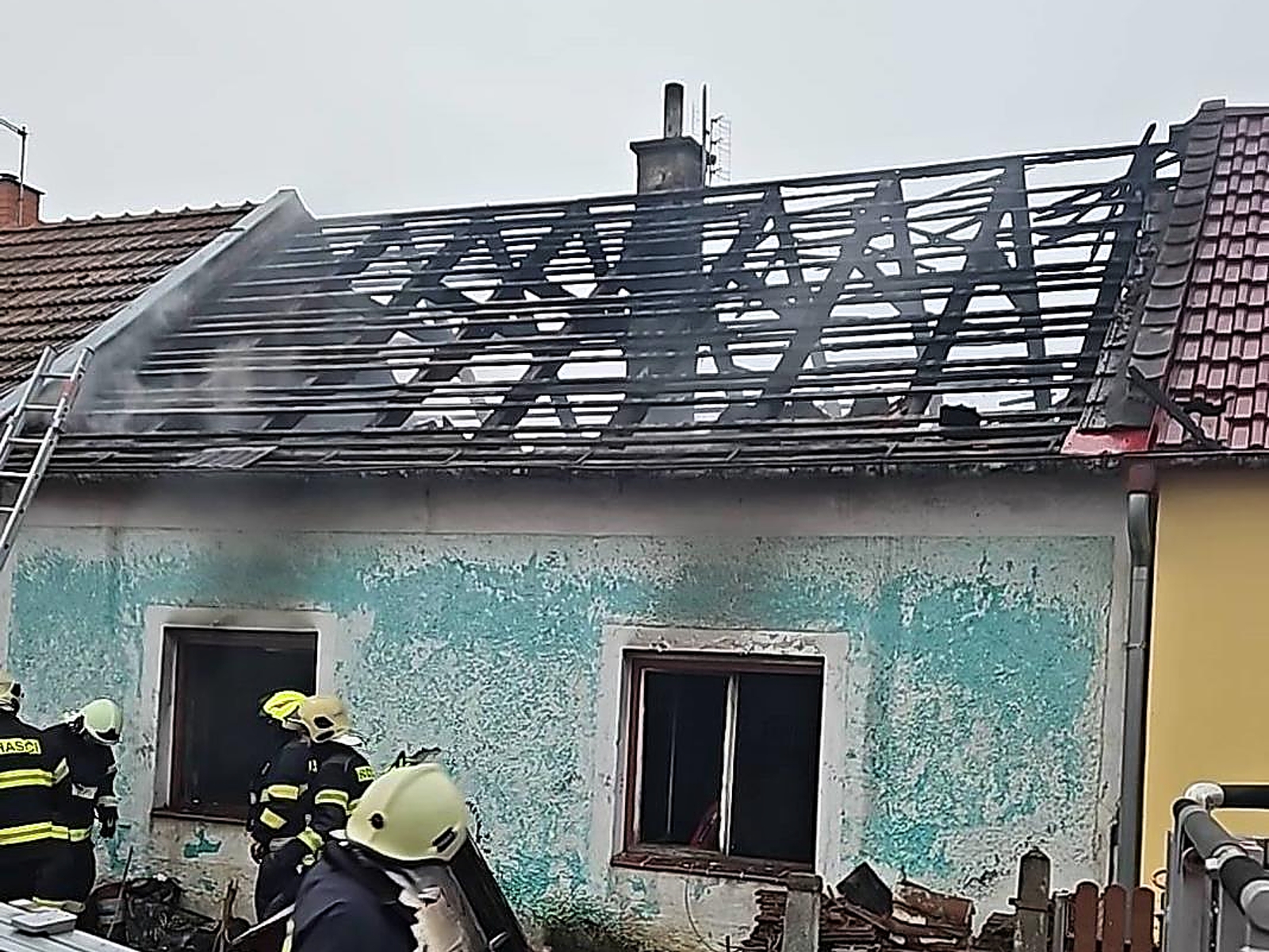 310126-Požár řadového rodinného domu v obci Dobšice na Nymbursku.jpg