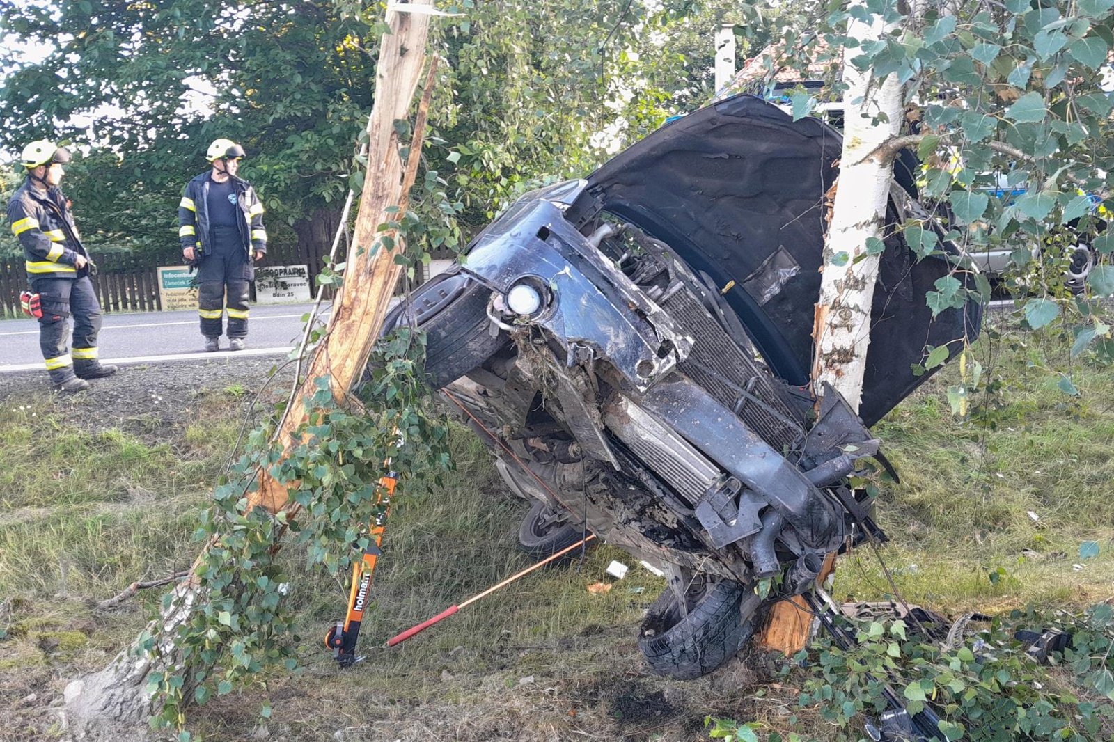 310724-Havárie osobního automobilu na silnici č. 16 mezi obcemi Mšec a Řevničov na Rakovnicku.jpg