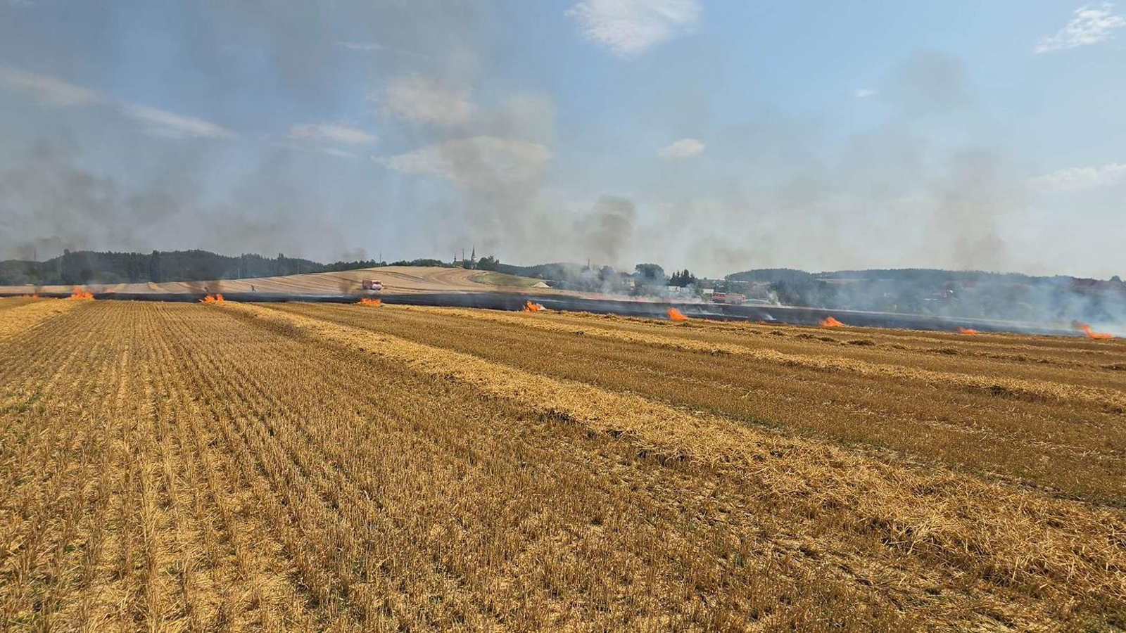 310726-Požár pole při sklizni obilí u Milína na Příbramsku.jpg