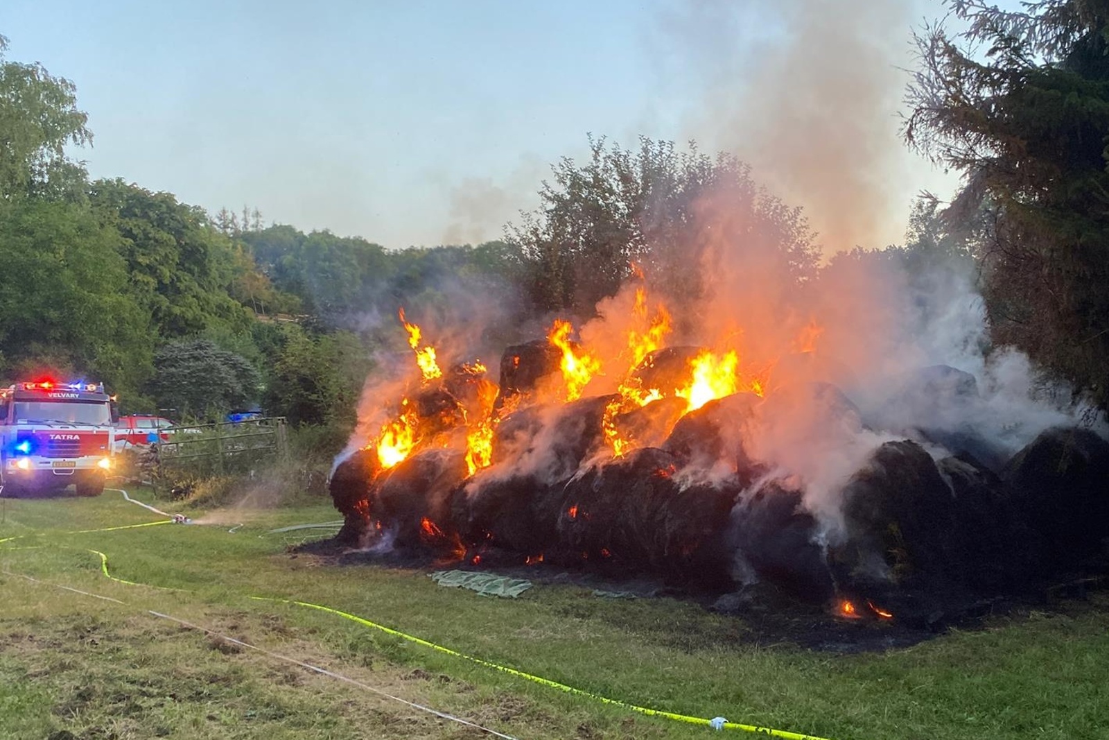 310825-Kontrolované vyhořívání úmyslně zapálených balíků lisované slámy u Blevic na Kladensku.jpg