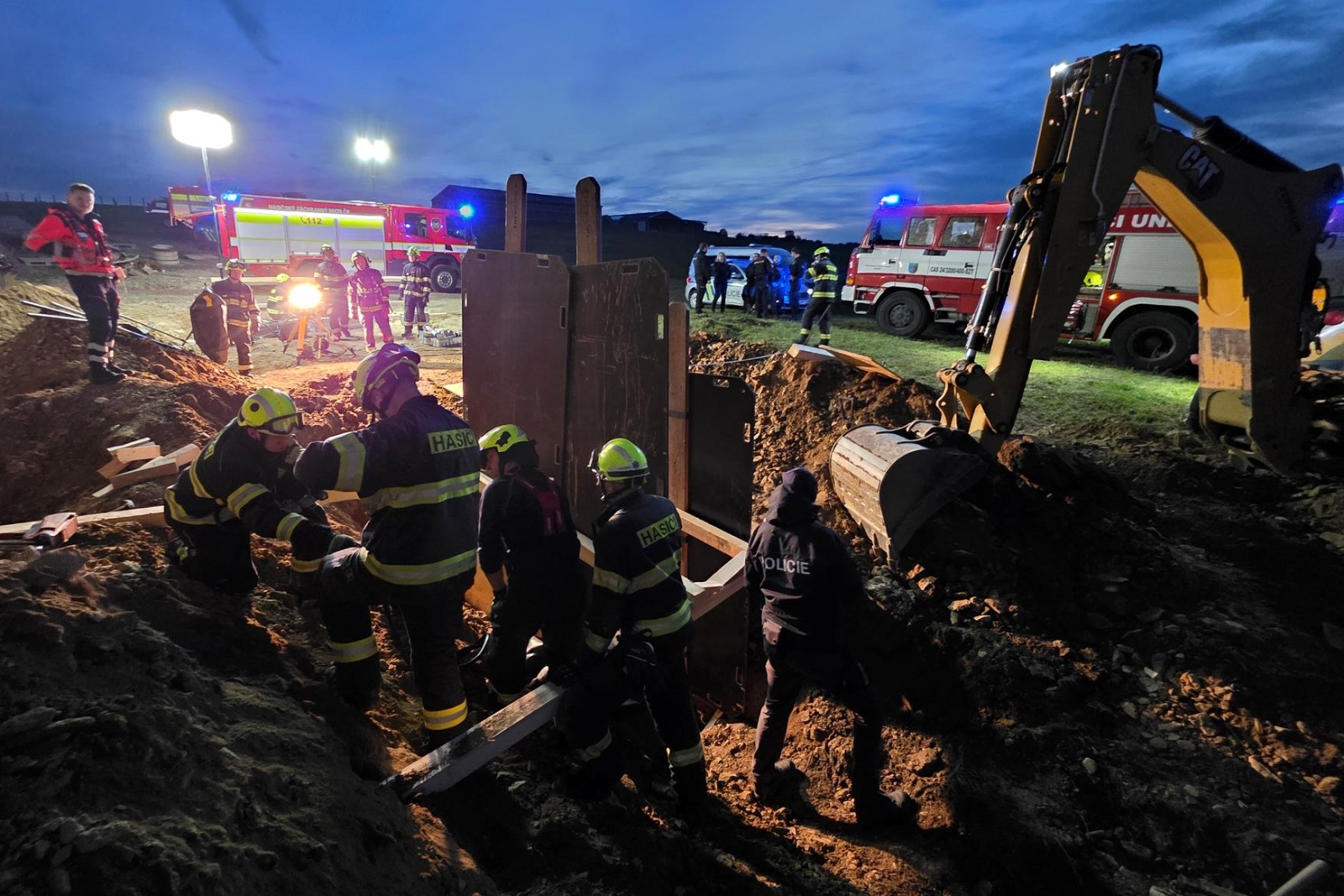 311025-Vyprošťování osoby zavalené při výkopových pracích v Rymáni poblíž Unhoště na Kladensku.jpg