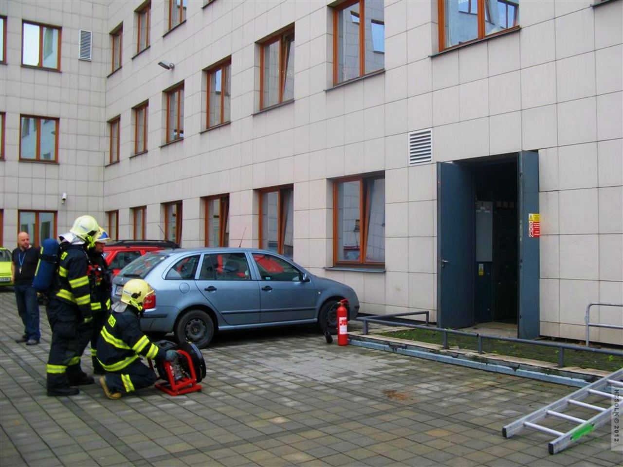 4 22-11-2012 Požár trafostanice Olomouc Jeremenkova (4).jpg