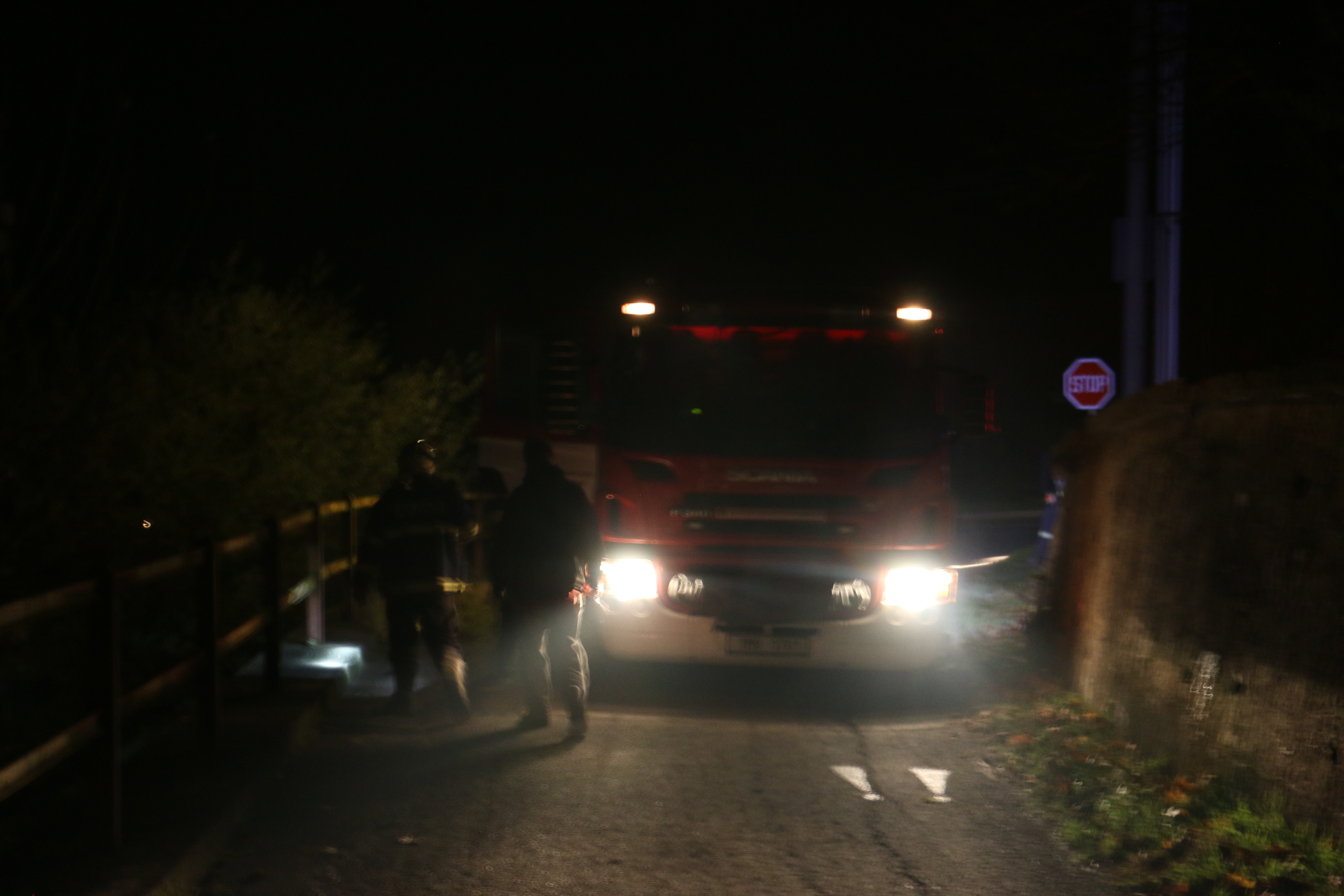 4 9-11-2014 Pomoc hasičů při problémech s kácením stromu Hrubá Voda (4).jpg