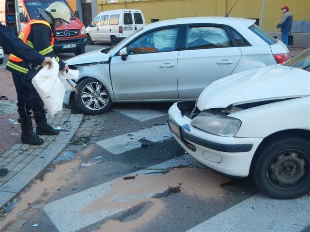 4 Dopravní nehoda 2 OA, České Budějovice - 14. 11. 2013 (2).jpg
