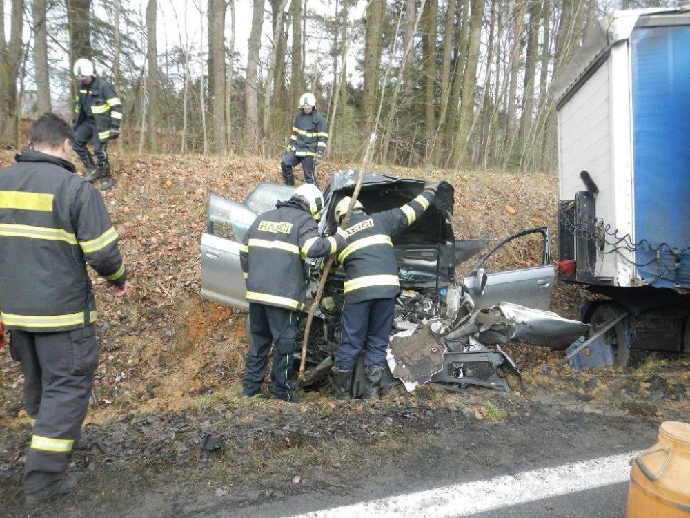 4 Dopravní nehoda OA a kamión, Na Klaudě - 18. 12. 2015 (1).jpg