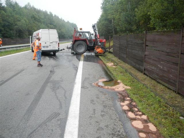 4 Dopravní nehoda dodávky a traktoru, Hůry - 21. 7. 2014 (5).jpg