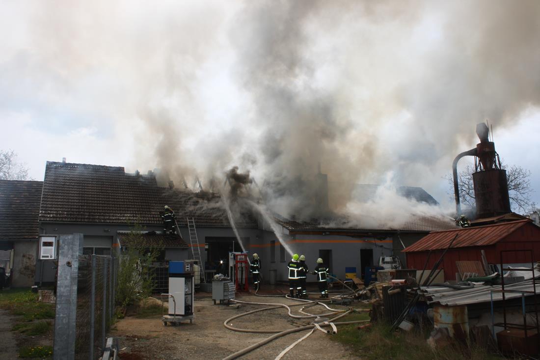 4 Požár dílny, Lišov - 28. 4. 2016 (4).JPG