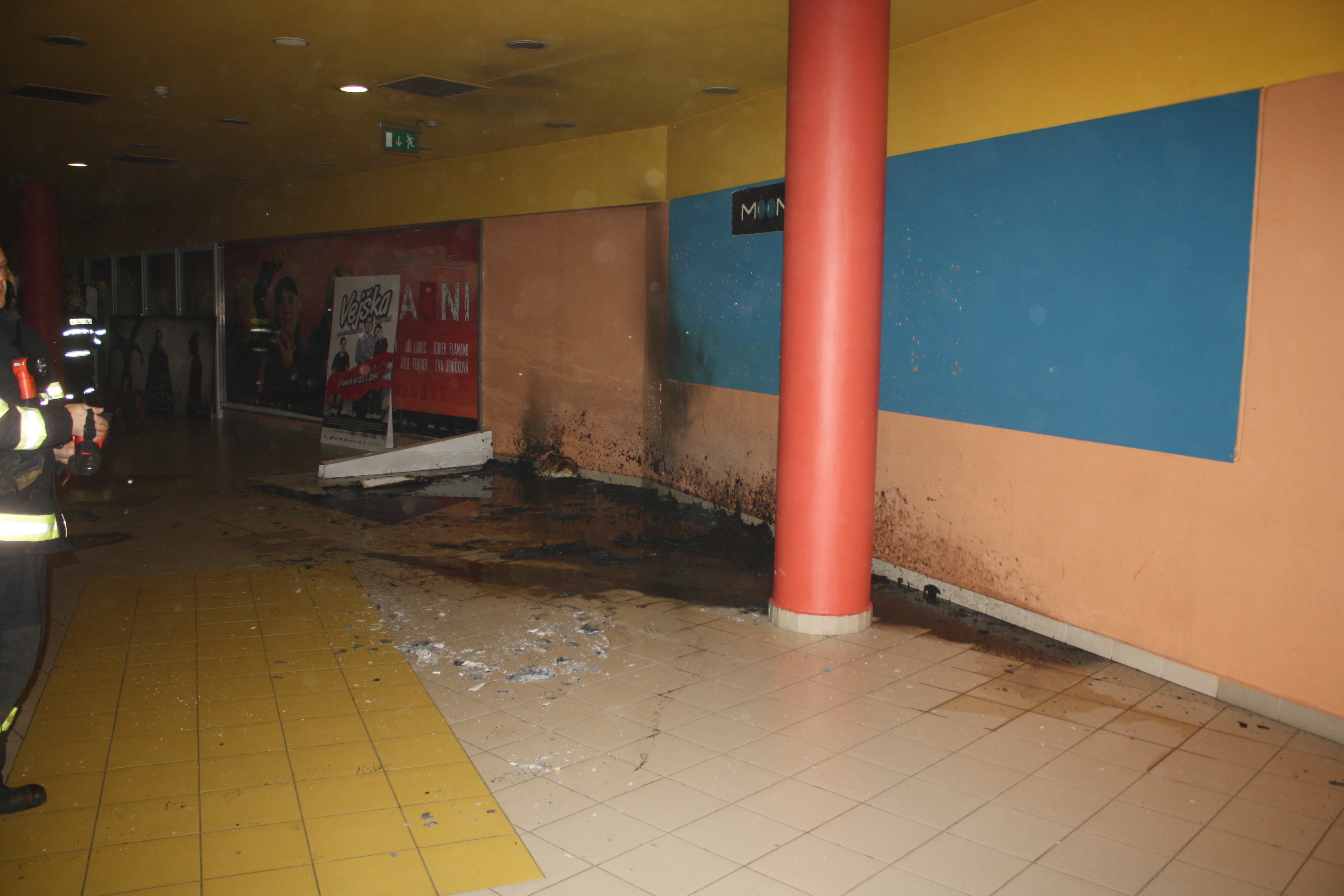 4 Požár reklamy, České Budějovice - 27. 12. 2013 (2).JPG