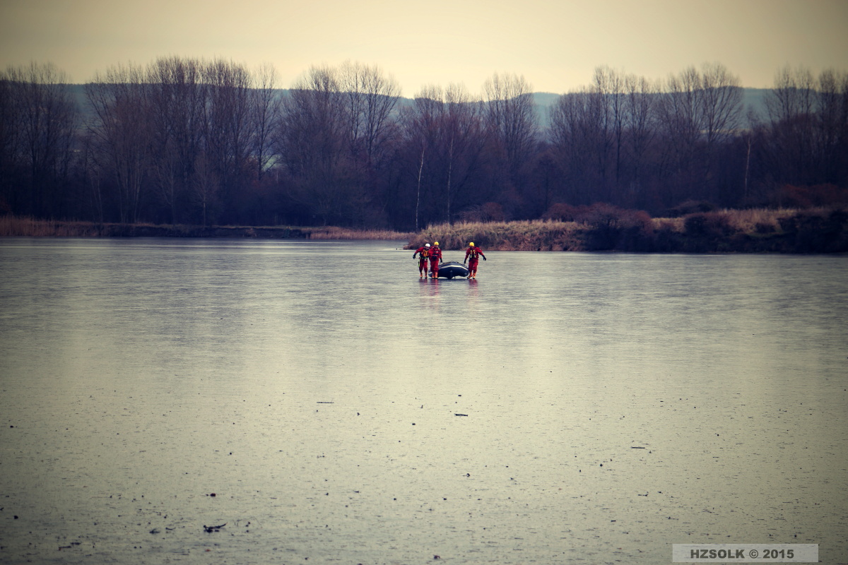 4 ZOZ_9-11-2015 Záchrana srny ze zamrznuté vodní hladiny Chomoutov (12).JPG