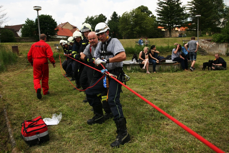 4 Záchrana osoby po pádu z hradeb, Bechyně - 7. 6. 2013 (4).jpg