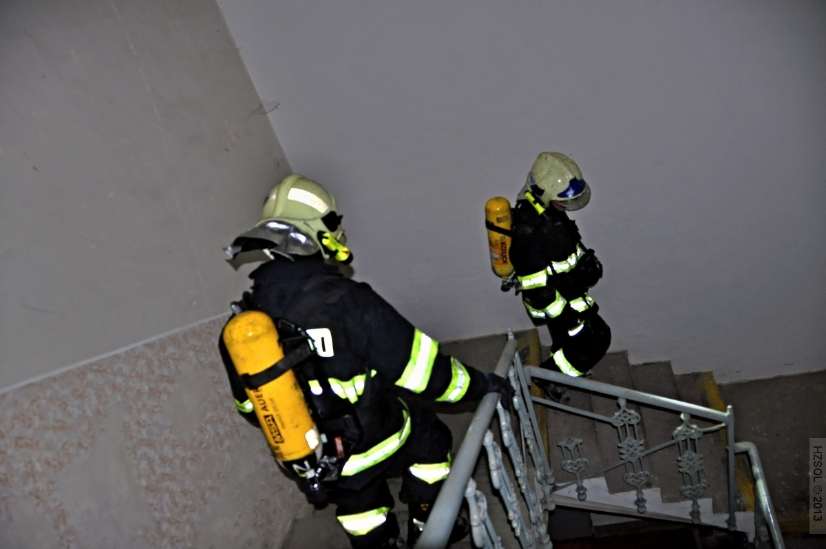 40 4-3-2013 Požár střechy průmyslového objektu Šumperk - Žerotínská ul (40).JPG