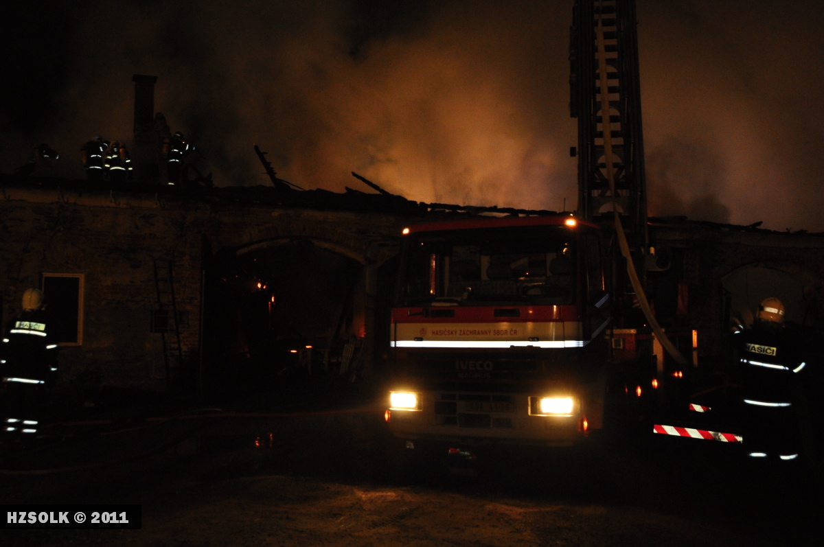 5 22.10.2011 Požár autoservisu a stolárny Ruda nad Moravou - Bohdíkov33.JPG
