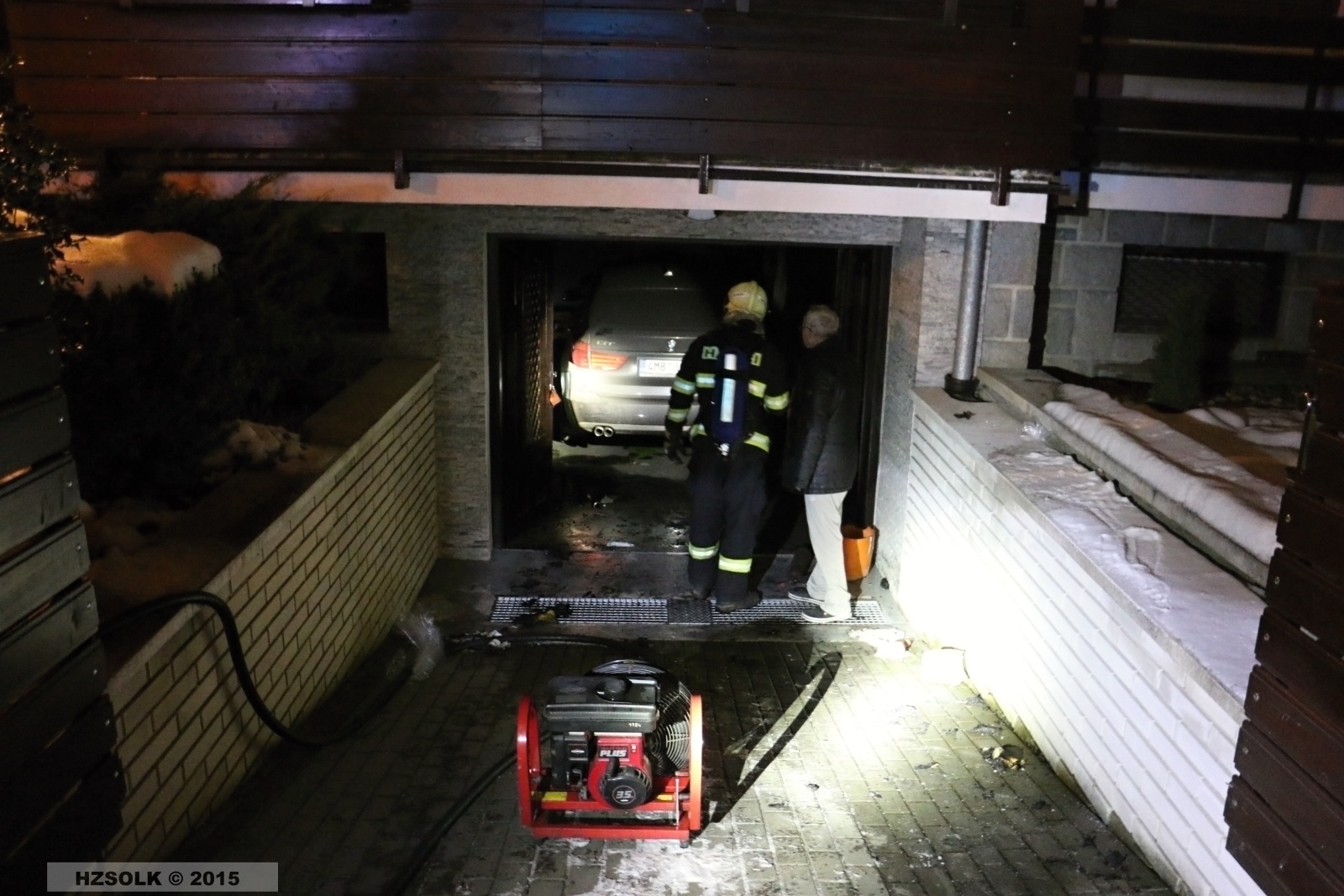 5 6-2-2015 Požár v garáži RD - Kašparova ulice Olomouc (5).JPG
