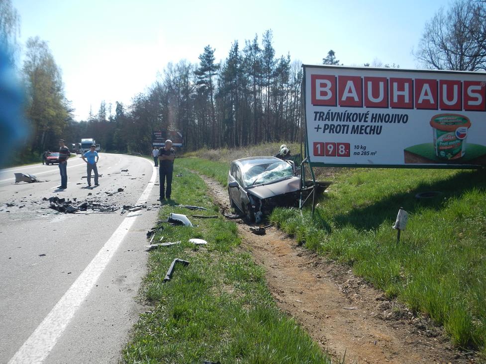 5 Dopravní nehoda 2 OA, Boršov nad Vltavou - 13. 4. 2016 (1).JPG