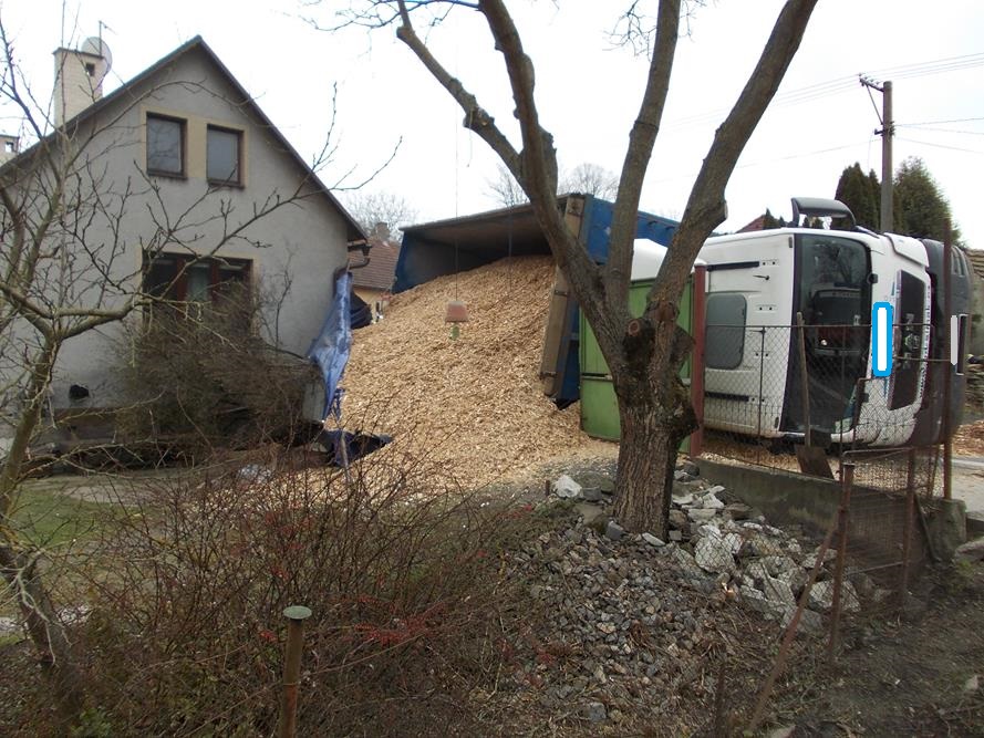 5 Dopravní nehoda NA, Chýnov - 8. 4. 2015 (3).jpg