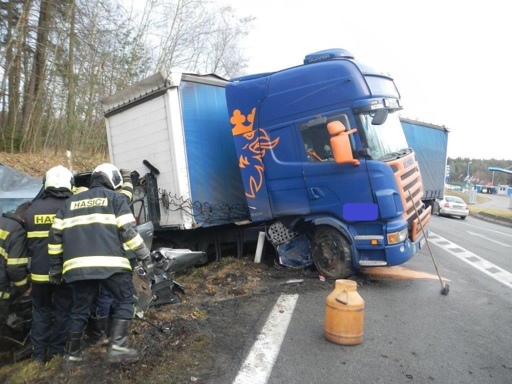 5 Dopravní nehoda OA a kamión, Na Klaudě - 18. 12. 2015 (2).jpg