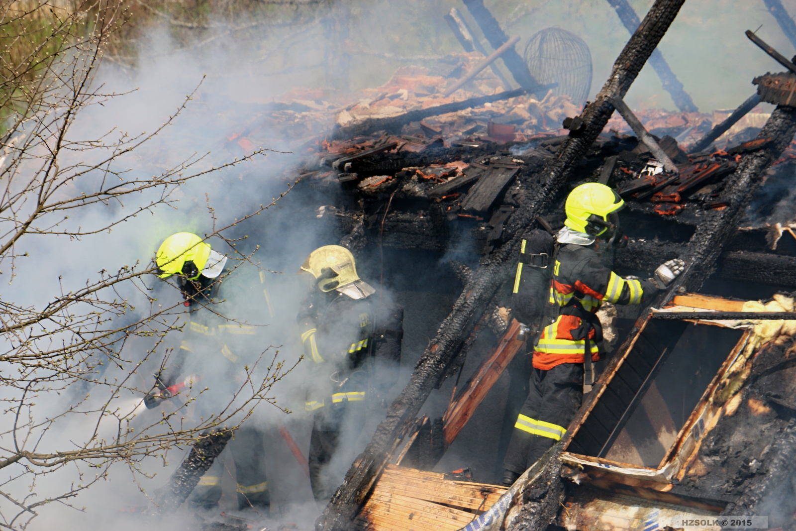 5 P_NB_26-4-2015_požár_rodinného_domku_nove_valterice_II (13).JPG