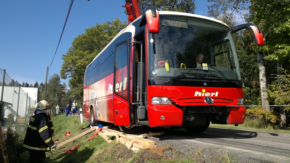 5 Vyproštění autobusu, Kaplice - 19. 9. 2014/Dopravní nehoda autobusu, Kaplice - 19. 9. 2014 (5).jpg