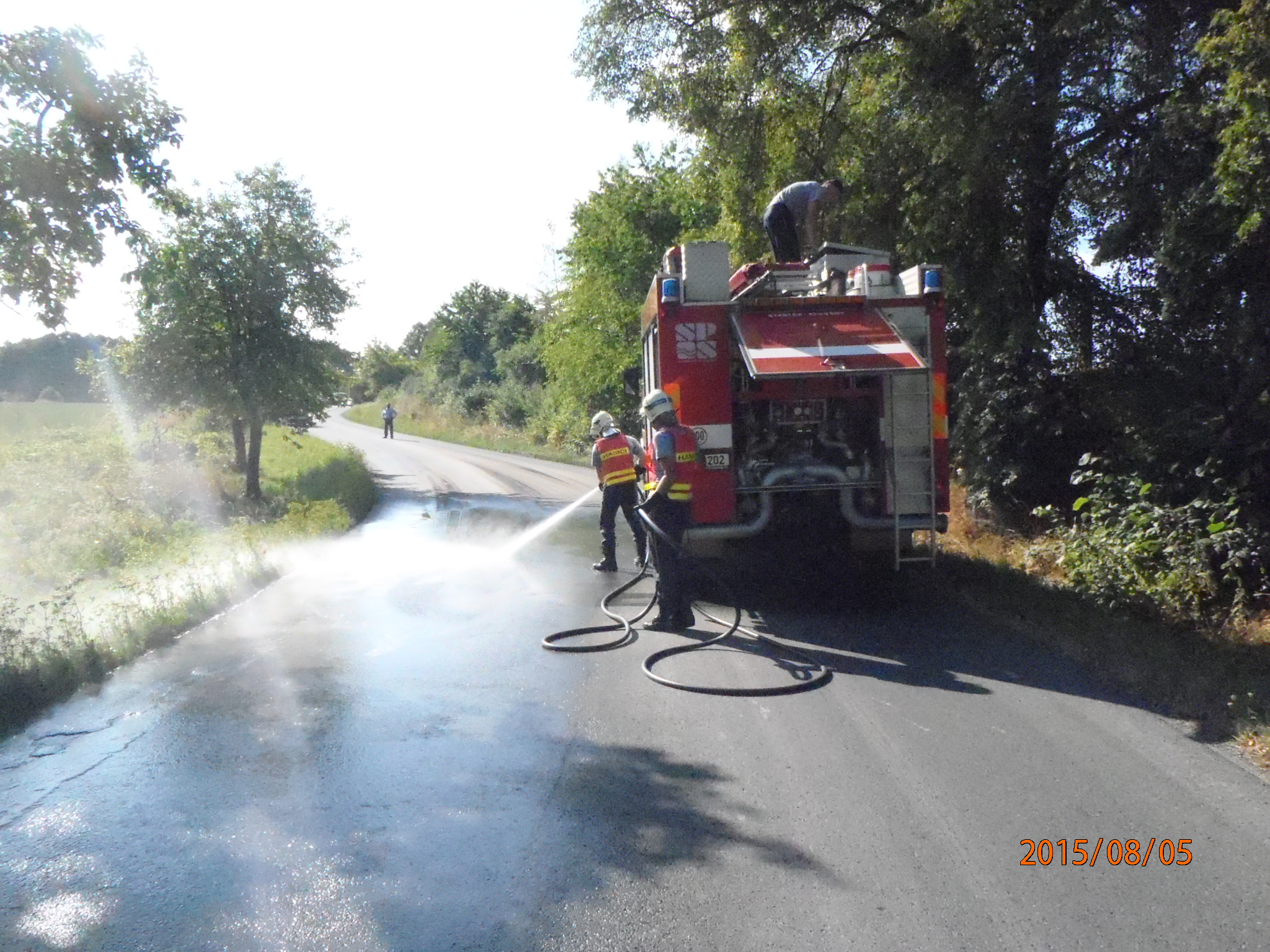 5.8.2015 odstranění nánosů bahna z vozovky u St. Plzence.JPG