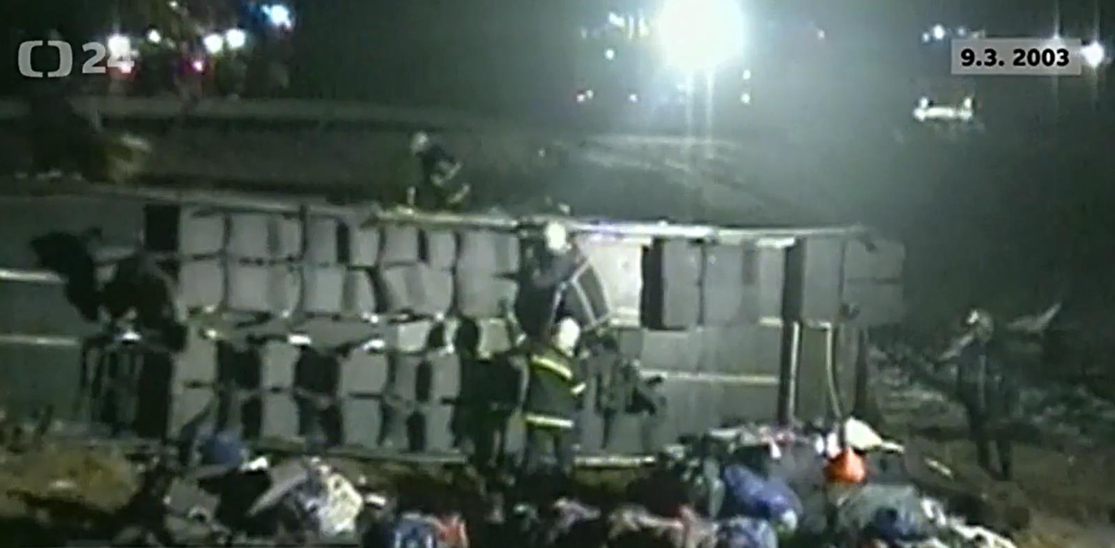 51_JČK_DN Nažidla autobus 8_3_2003_hasiči z převráceného autobusu vytahují zraněné a věci.jpg