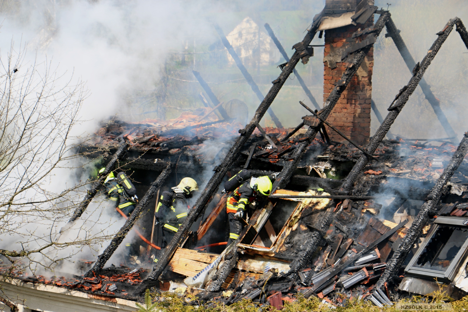 6 P_NB_26-4-2015_požár_rodinného_domku_nove_valterice_II (14).JPG