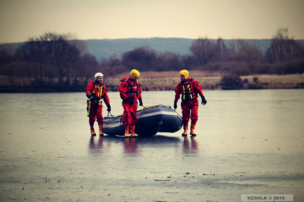 6 ZOZ_9-11-2015 Záchrana srny ze zamrznuté vodní hladiny Chomoutov (14).JPG