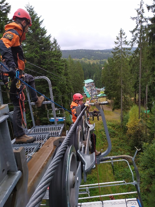 6_10_2021 výcvik lezeckých skupin na lanovce Špičák (2).jpeg
