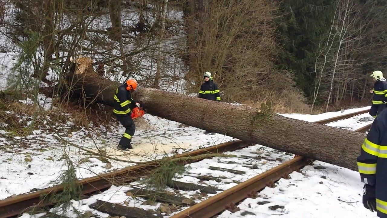 7 11-1-2015 Vítr - odstraňování spadených stromů (7).jpg