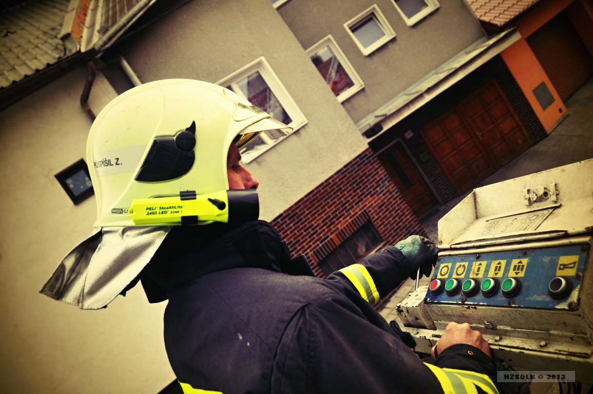 7 26-12-2013 Odstranění uvolněné střechy v Kojetíně - silný vítr (3).JPG