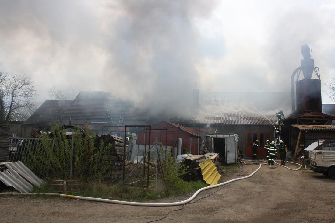 7 Požár dílny, Lišov - 28. 4. 2016 (7).JPG