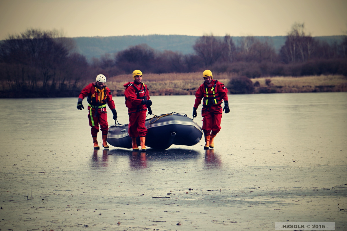 7 ZOZ_9-11-2015 Záchrana srny ze zamrznuté vodní hladiny Chomoutov (15).JPG