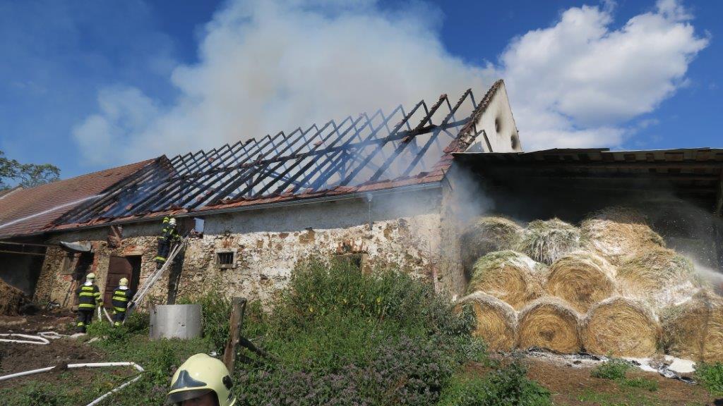 7.8.2017 (KT 10.56) požár stáje Skránčice (4).jpg