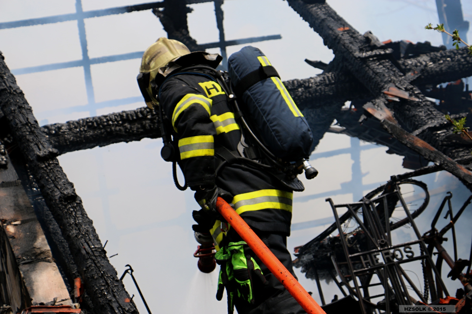 8 P_NB_26-4-2015 požár RD Nové Valteřice (58).JPG