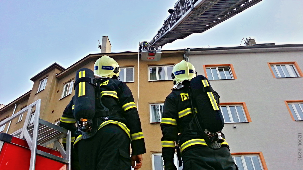 8 požár střechy bytového domu Gorazdovo náměstí Olomouc - 15-3-2013 (7).jpg