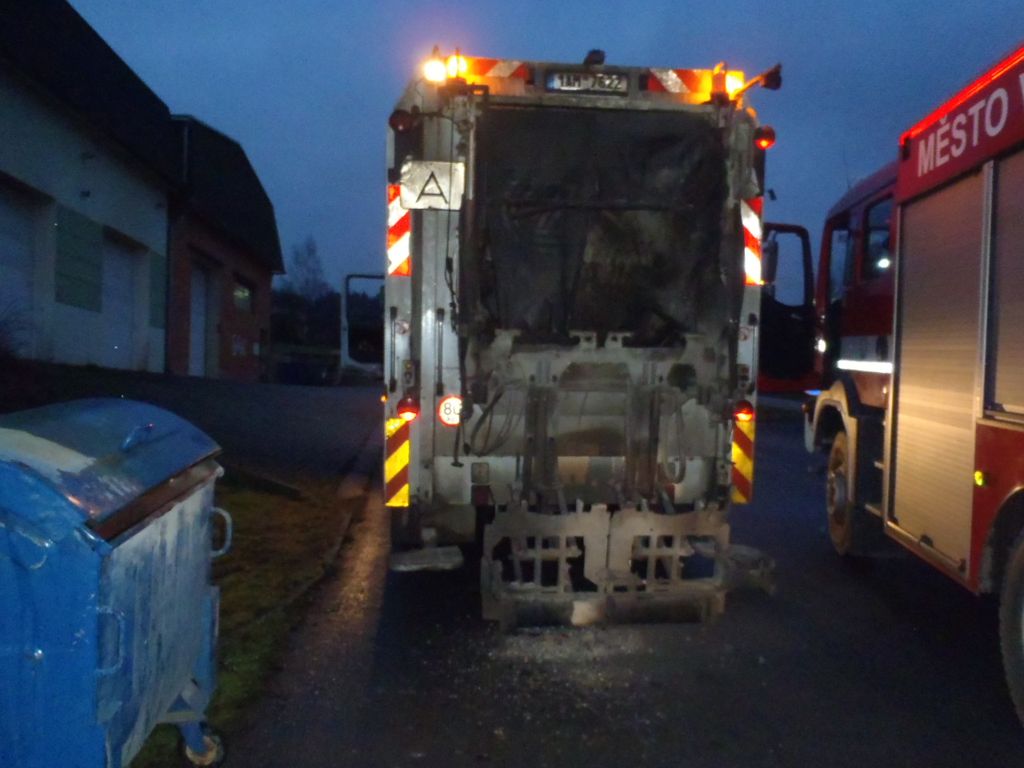 8.12.2017 (PS 7.16) Všeruby - požár popelářského vozu.JPG