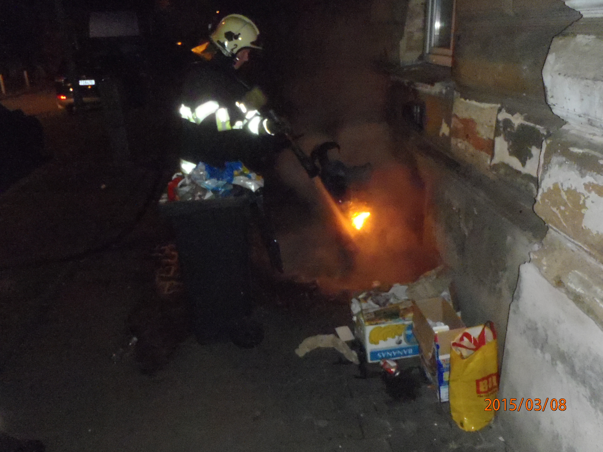 8.3.2015 požár popelnice Plzeň 2.JPG