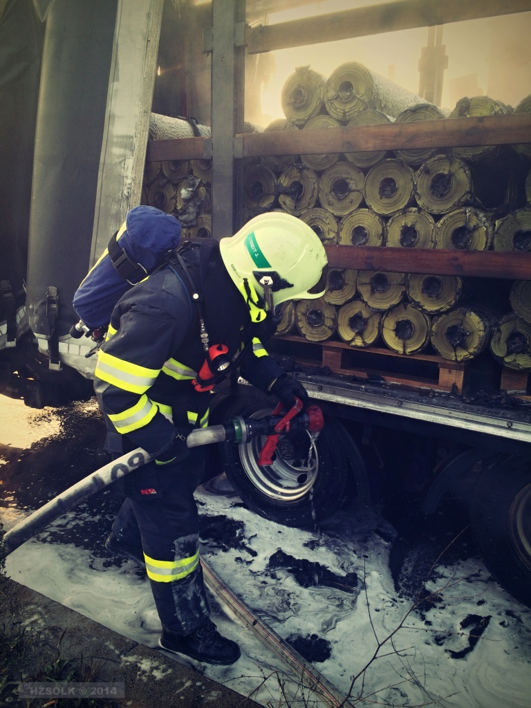 9 9-10-2014 Požár přívěsu nákladního vozidla Olomouc Velkomoravská (17).JPG
