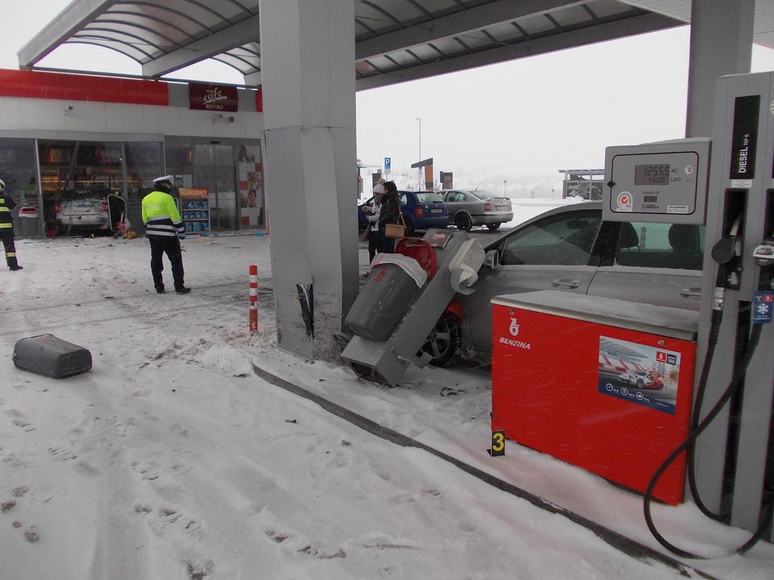 9 Dopravní nehod OA, Mezno - 23. 1. 2016 (1).JPG
