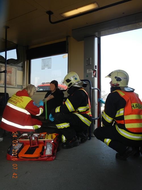 9 Dopravní nehoda kamiónu a vlaku, Obrataň - 24. 3. 2015 (8).jpg