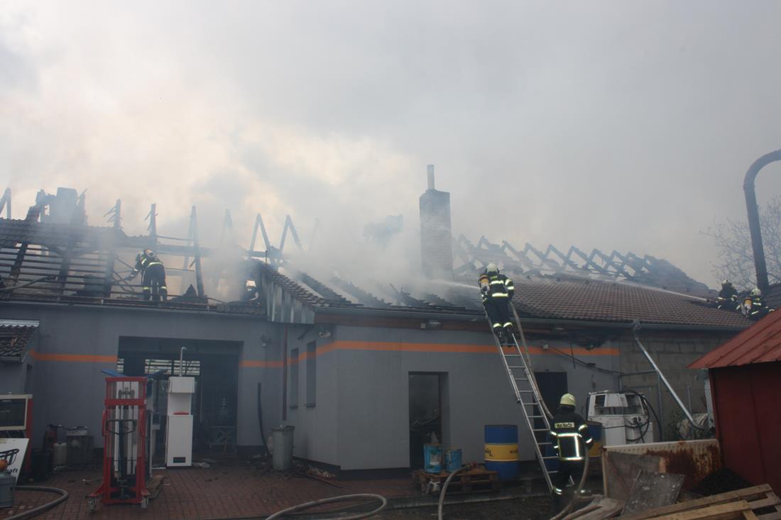 9 Požár dílny, Lišov - 28. 4. 2016 (9).JPG
