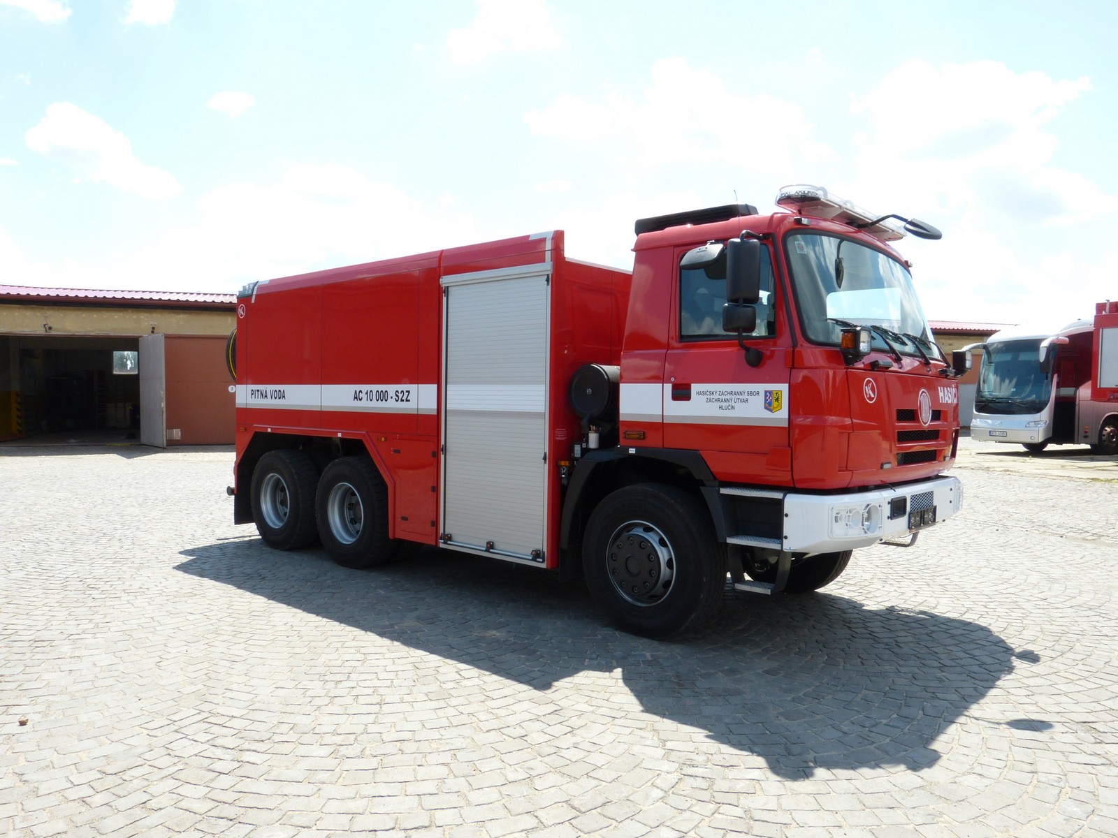 AC 10 000 - S2Z T815 6x6 (3).jpg