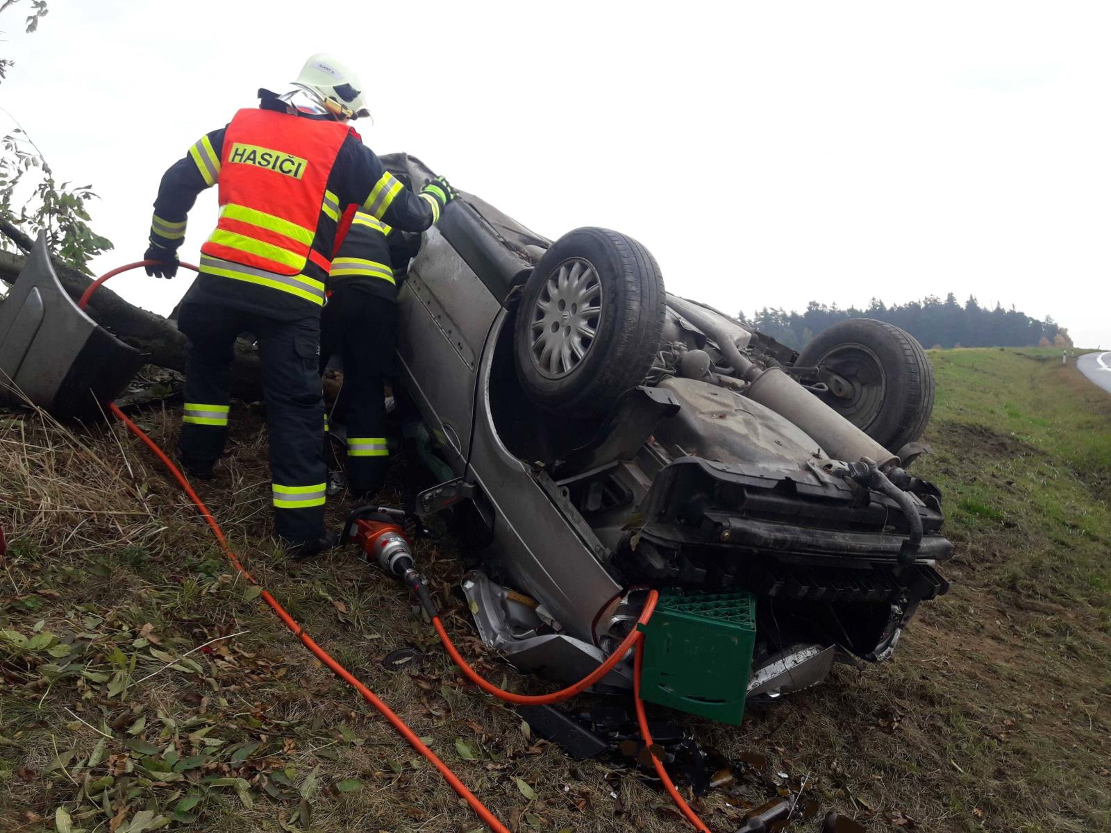 Auto v příkopu na Svitavsku 21.10.2021.jpg
